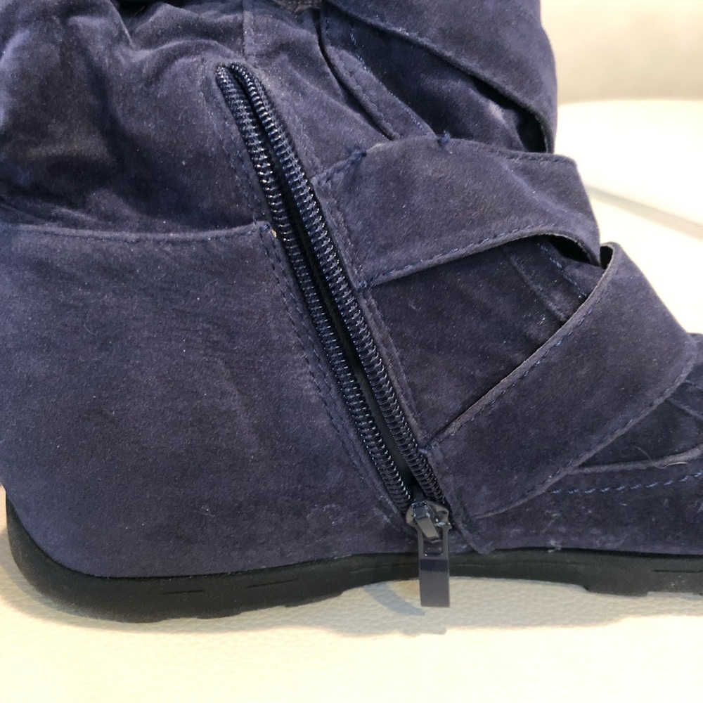 Refresh navy booties, size 8. - Picture 3 of 6